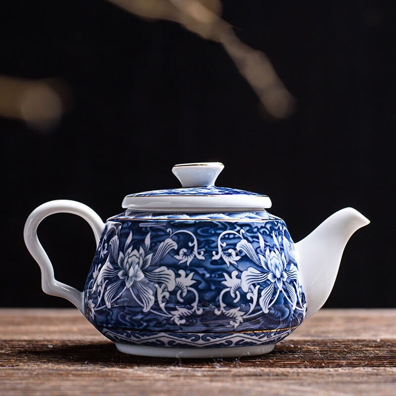 Chinesische teekanne porzellan - weiss und blau mit blumen
