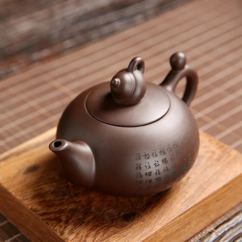 Chinesische teekanne yixing braun motiv symbole aus ton