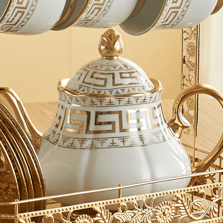 Englisches teeservice aus porzellan - weiss und vergoldet