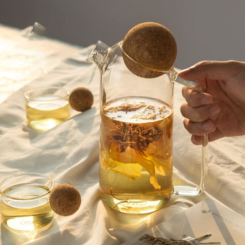 Eine Person, Die Ein Getränk In Ein Glas Einschenkt