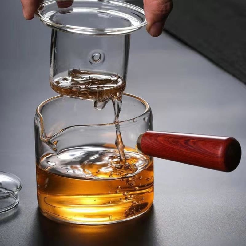 Ein Mit Whiskey Gefülltes Glas, Das In Ein Glas Gegossen Wird